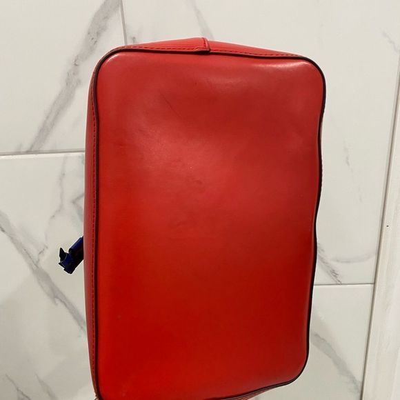 LOUIS VUITTON 2018 Epi NéoNoé MM Est. Retail $2,390.00 - Picture 4 of 11